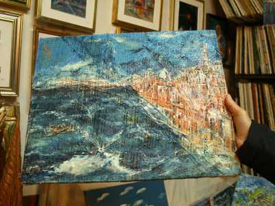 ...in questo modo d� vita a colori brillanti, che saranno poi spennellati non solo sulla classica tela, ma su elementi sempre provenienti dal mondo marinaro, come le reti